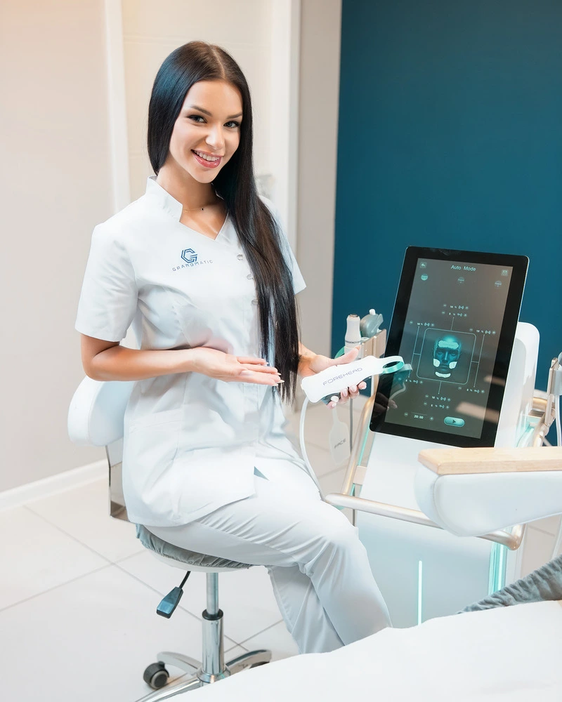 Kosmetyczka prezentująca urządzenie GRandmatic Facematic